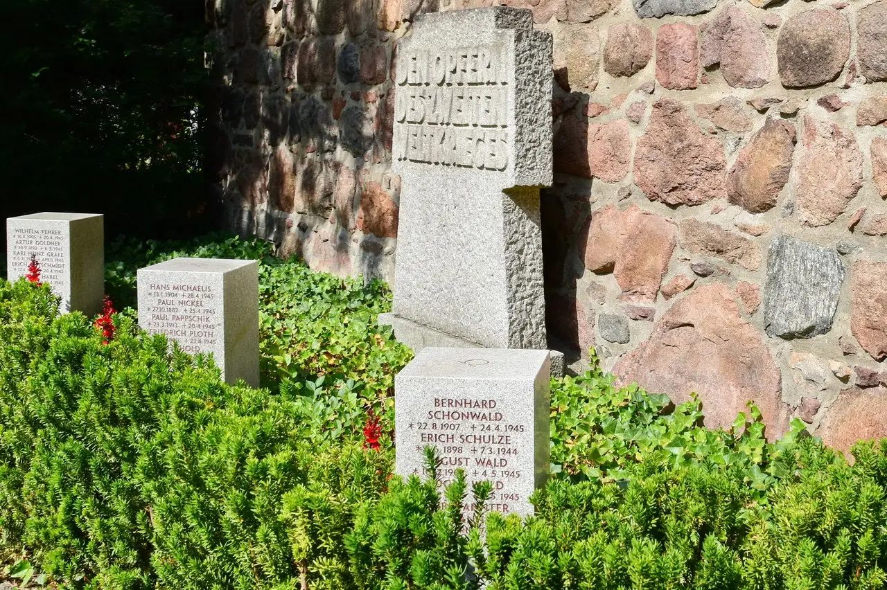 Gedenkkreuz und Gedenksteine für die Opfer des 2. Weltkrieges