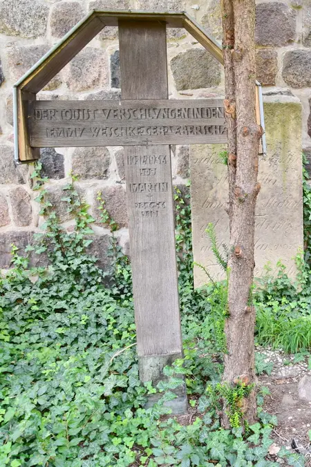 Holzkreuz mit der Inschrift „Der Tod ist verschlungen in den Sieg.“ für Emmy Weschke 
