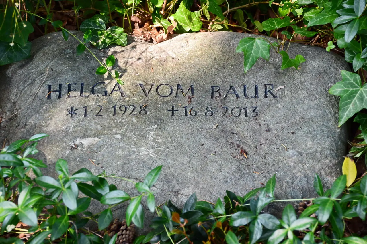 Grabstein für Helga vom Baur