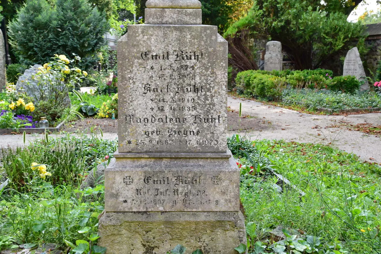 Sockel des Grabsteins für Emil, Karl, Emil und Magdalene Kühl