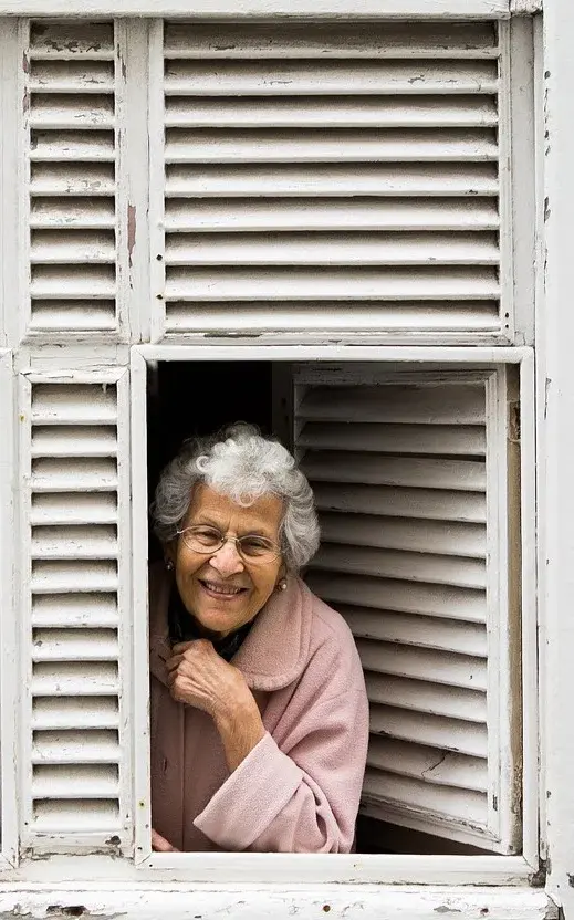 Ältere Frau schaut aus dem Fenster (Foto: Pixabay)