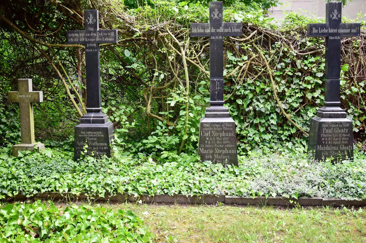 Grabsteine in Form von Kreuzen der vier aufgegebenen Pfarrergrabstätten