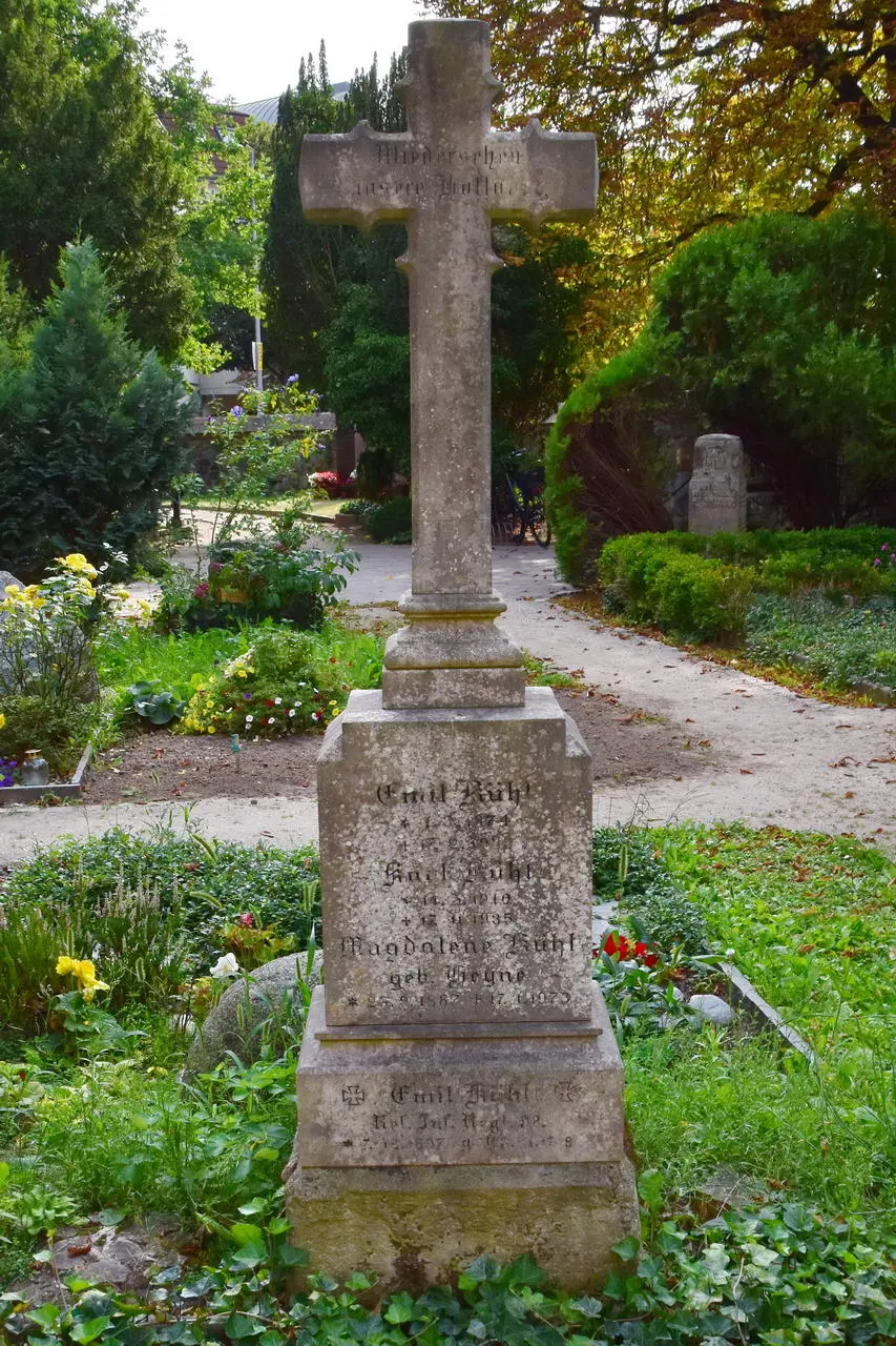 Grabstein für Emil, Karl, Emil und Magdalene Kühl