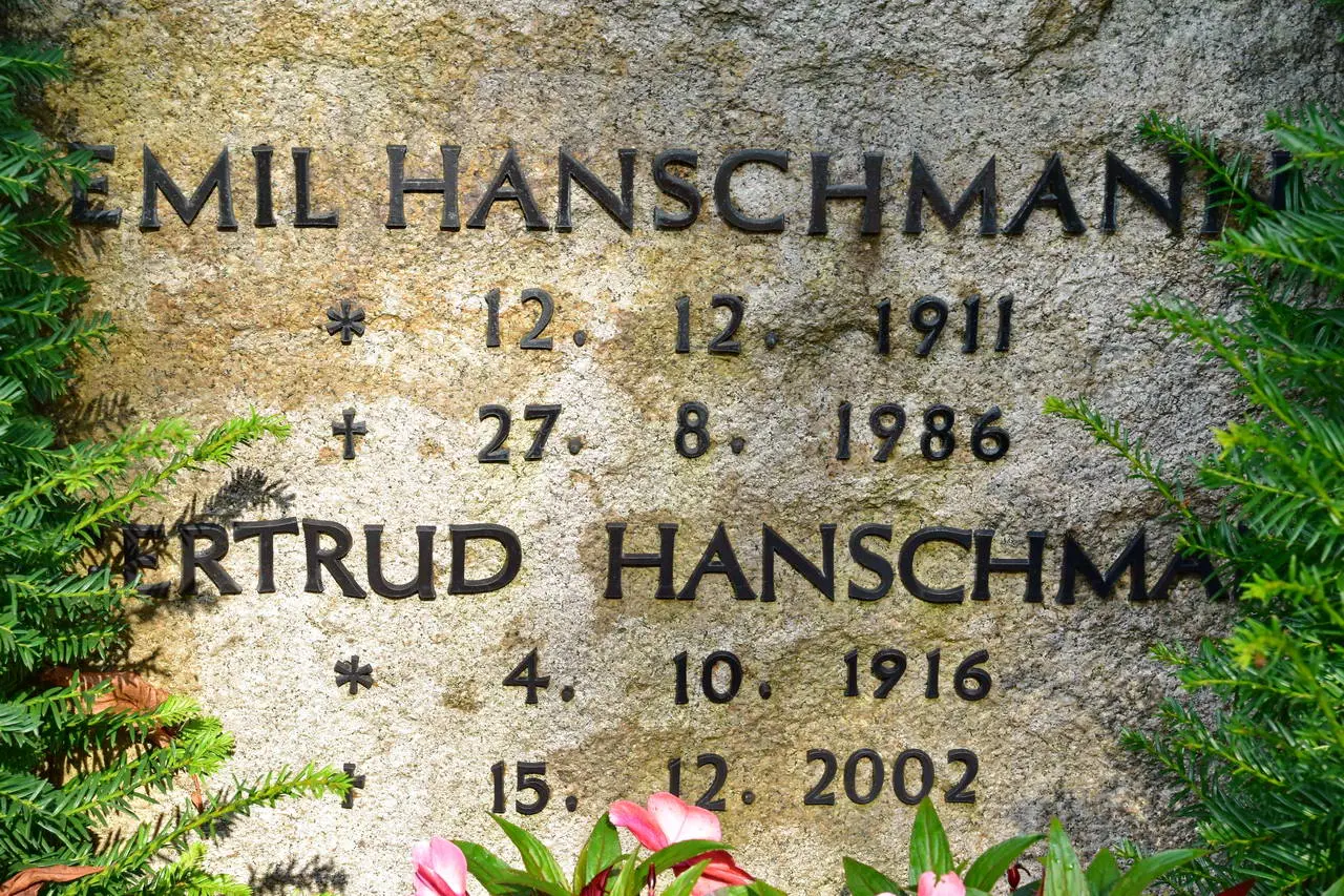 Ausschnitt Grabstein Emil und Gertrud Hanschmann