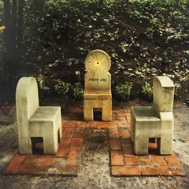 Ein Denkwerk für Jürgen Linke bestehend aus drei stuhlähnlichen Objekten aus Schlesischem Sandstein