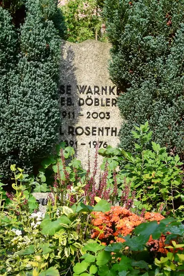 Grabstein Günter und Eva Döbler am Fuße einer weiteren Grabstele
