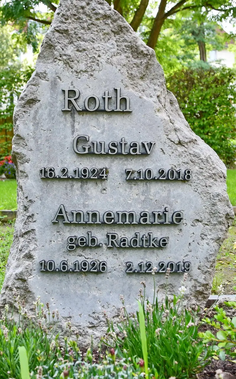 Grabstein Gustav und Annemarie Roth