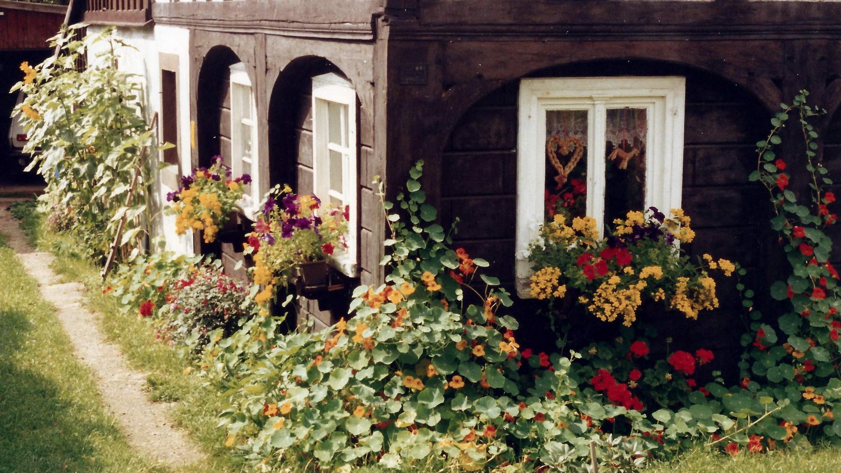 Lausitzer Umgebindehaus mit Bauerngarten in der Umgebung von Herrnhut