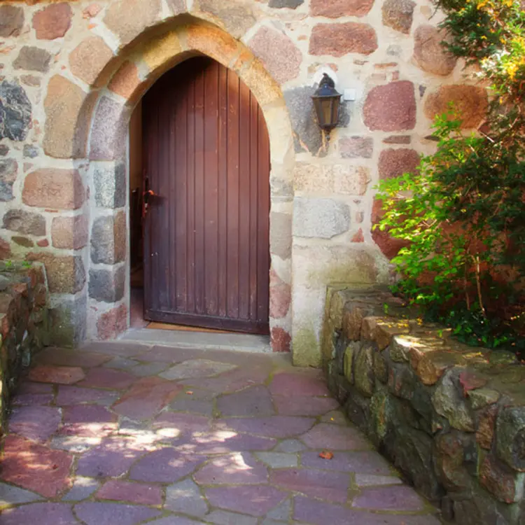 leicht geöffnete Tür der alten Giesensdorfer Dorfkirche