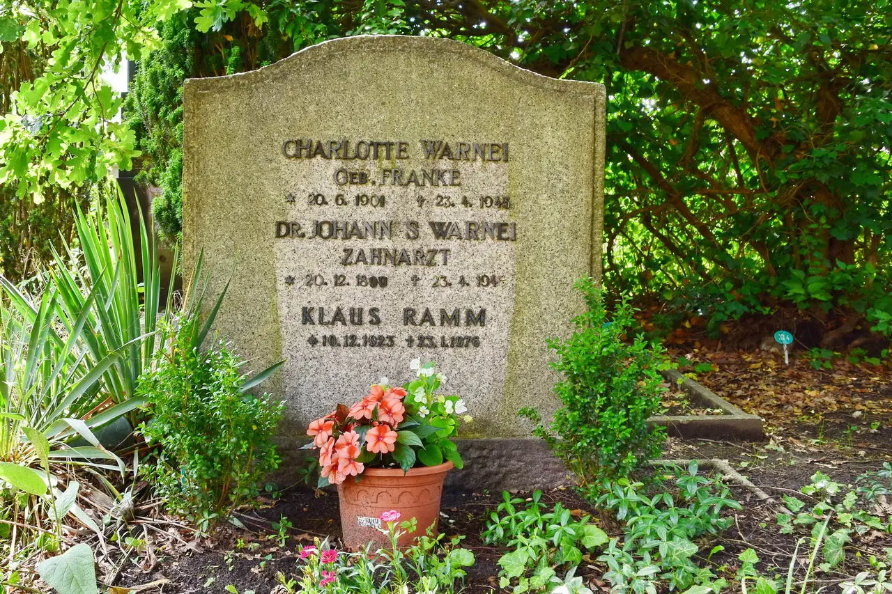 Grabstelle Dr. Johannes Warnei und Charlotte Warnei