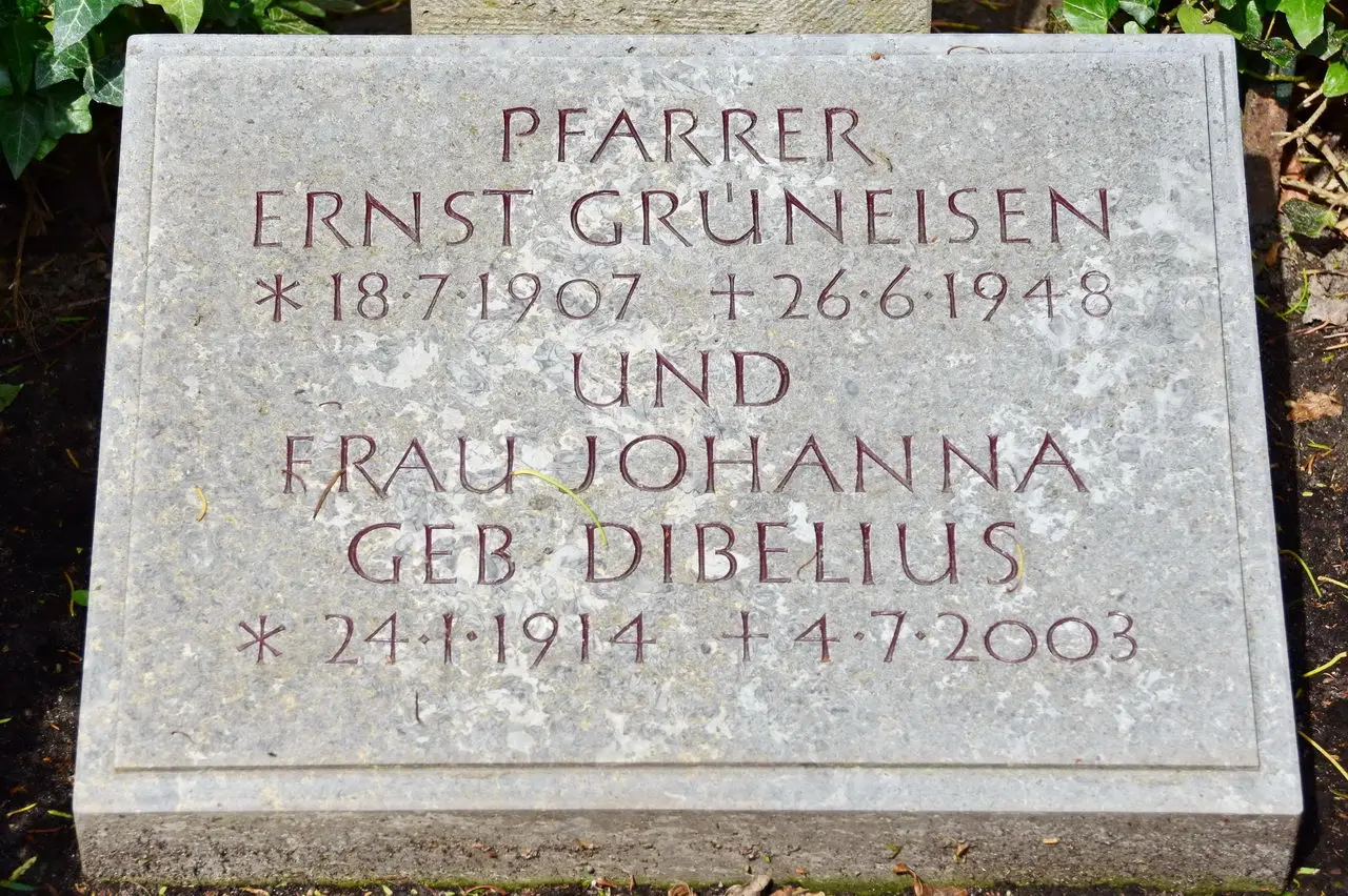 Grabstein für Pfarrer Ernst Grüneisen und Johanna Grüneisen