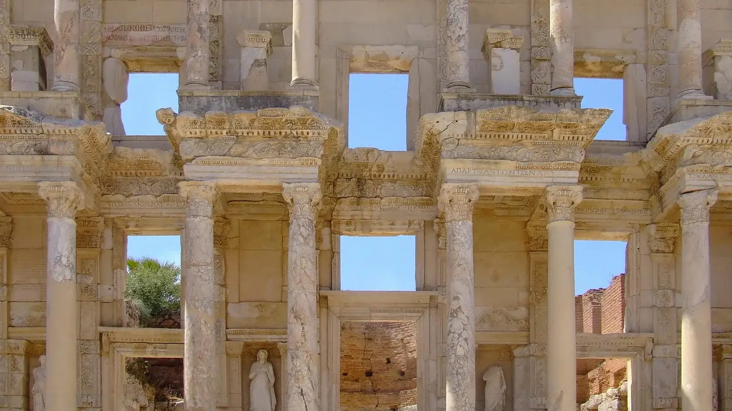 Ausschnitt der 1978 wiedererrichtete Fassade der Celsus-Bibliothek, eine öffentliche antike Bibliothek römischer Zeit in Ephesos 
