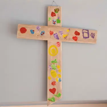 von Kindern bemaltes Holzkreuz