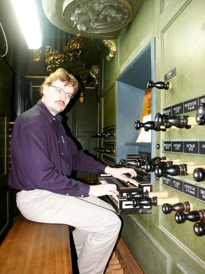 Sietze de Vries an der Schnitger Orgel in der Martinikerk in Groningen (Foto: Privatbesitz)