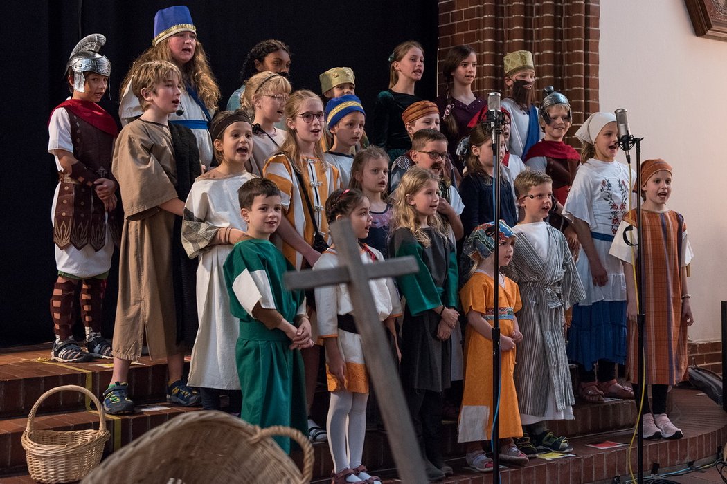 Aufführung des Kindermusicals „Petrus geht mit Jesus“ anlässlich des 125-jährigen Jubiläums der Petruskirche in Berlin-Lichterfelde.
