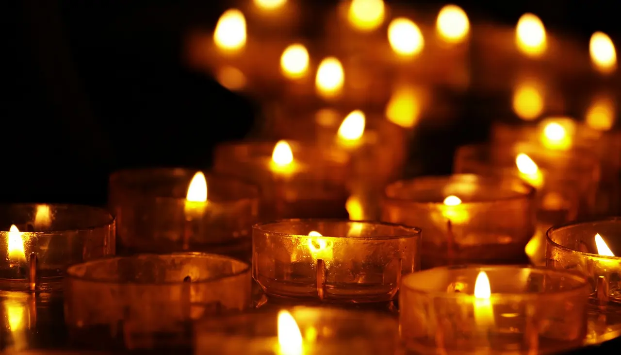 Ein Lichtermeer aus Teelichtern