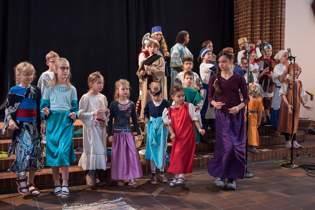 Aufführung des Kindermusicals „Petrus geht mit Jesus“ anlässlich des 125-jährigen Jubiläums der Petruskirche in Berlin-Lichterfelde.