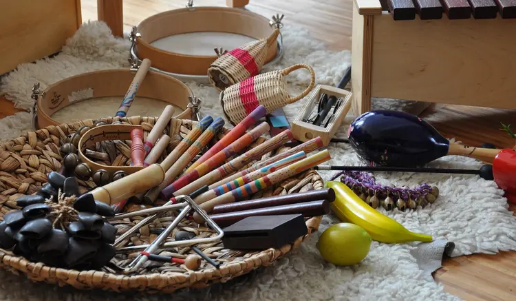 Korbschale gefüllt mit Orff'schen Instrumenten