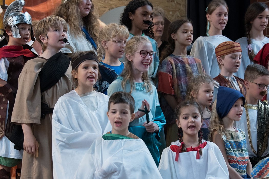 Aufführung des Kindermusicals „Petrus geht mit Jesus“ anlässlich des 125-jährigen Jubiläums der Petruskirche in Berlin-Lichterfelde.