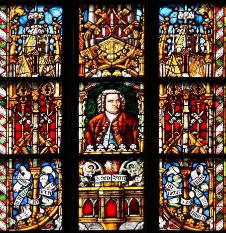 Johann Sebastian Bach in einem Mosaikfenster in der Thomaskirche in Leipzig (Foto: Wikimedia)