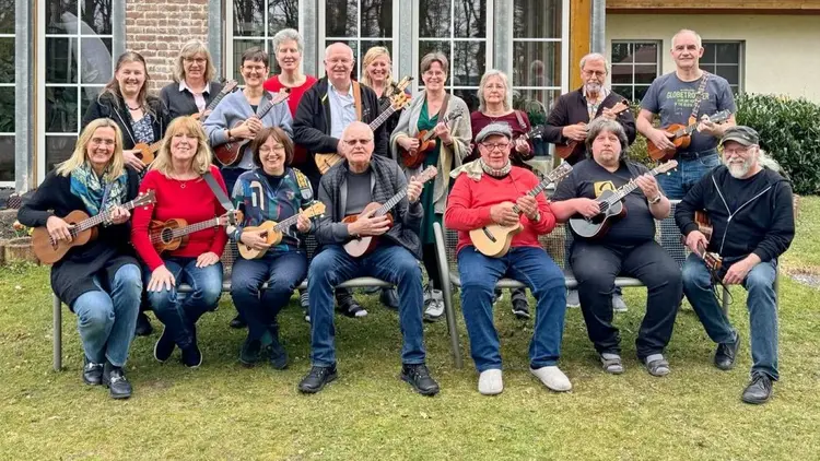 Gruppenaufnahme des Berliner Ukulelenorchesters The Gentle Ukes