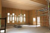 Bautagebuch Mai 2025: sichtbare Holzkonstruktion im zukünftigen Gemeindesaal