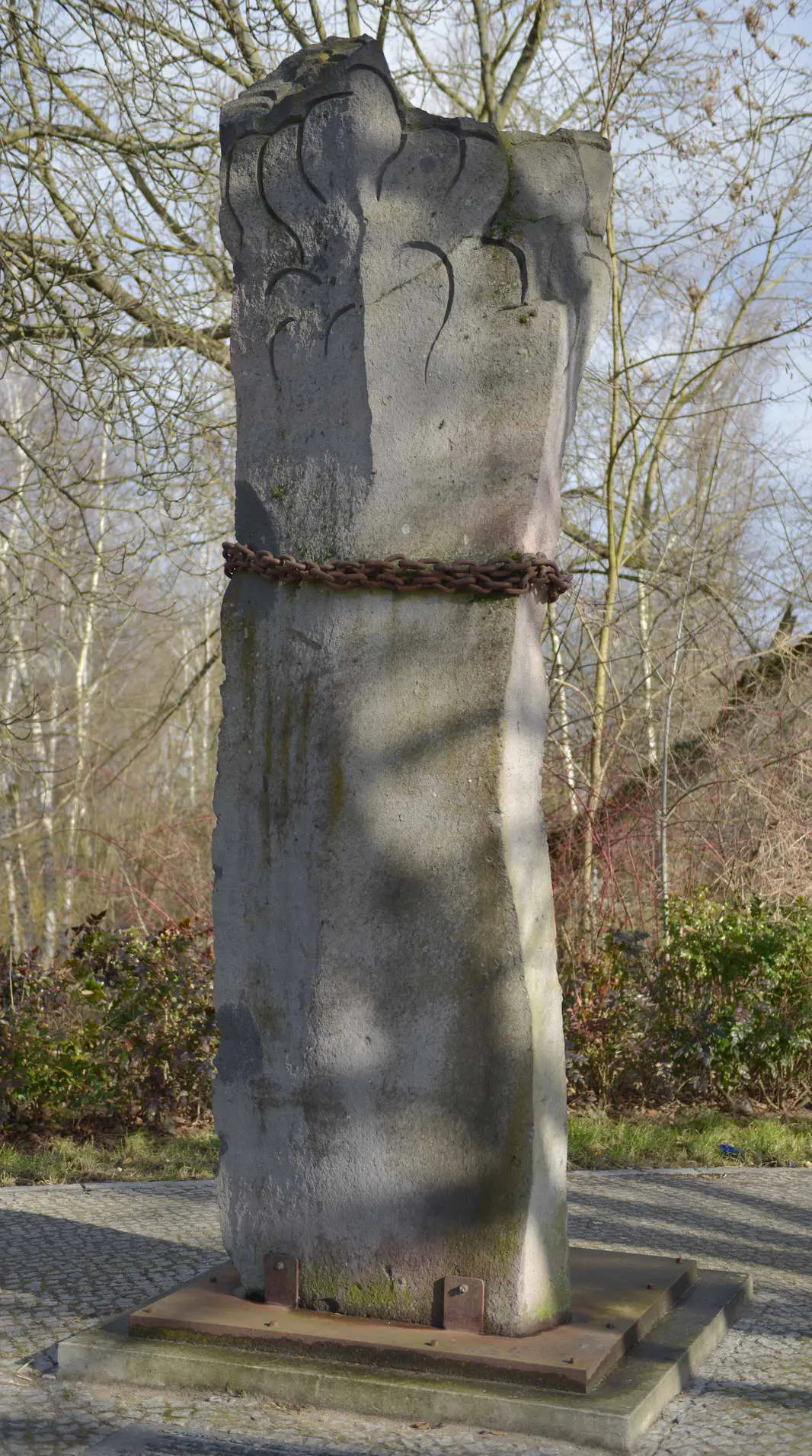 Mahnmal für die KZ-Häftlinge von Lichterfelde: die Säule der Gefangenen von Günther Oellers