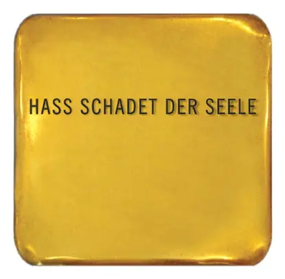 Stolperstein mit der Aufschrift "Hass schadet der Seele"