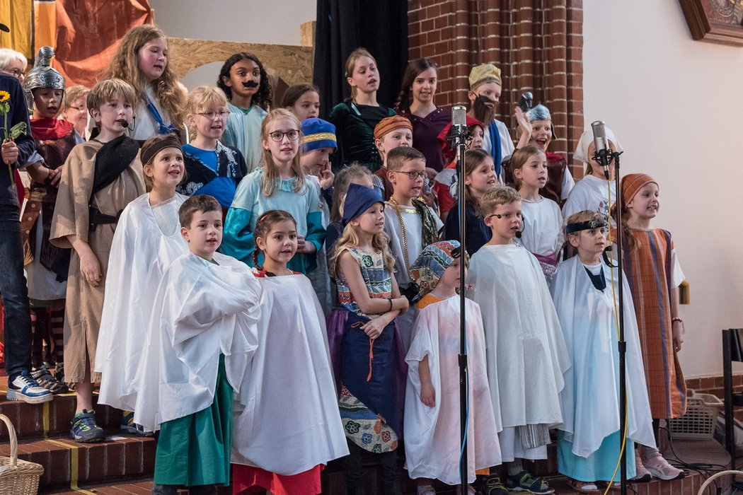 Aufführung des Kindermusicals „Petrus geht mit Jesus“ anlässlich des 125-jährigen Jubiläums der Petruskirche in Berlin-Lichterfelde.