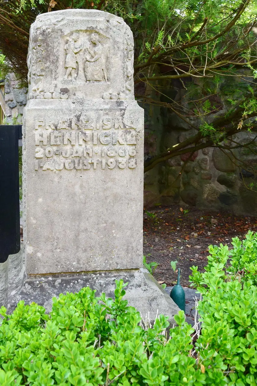 Stele / Grabmal Hennicke