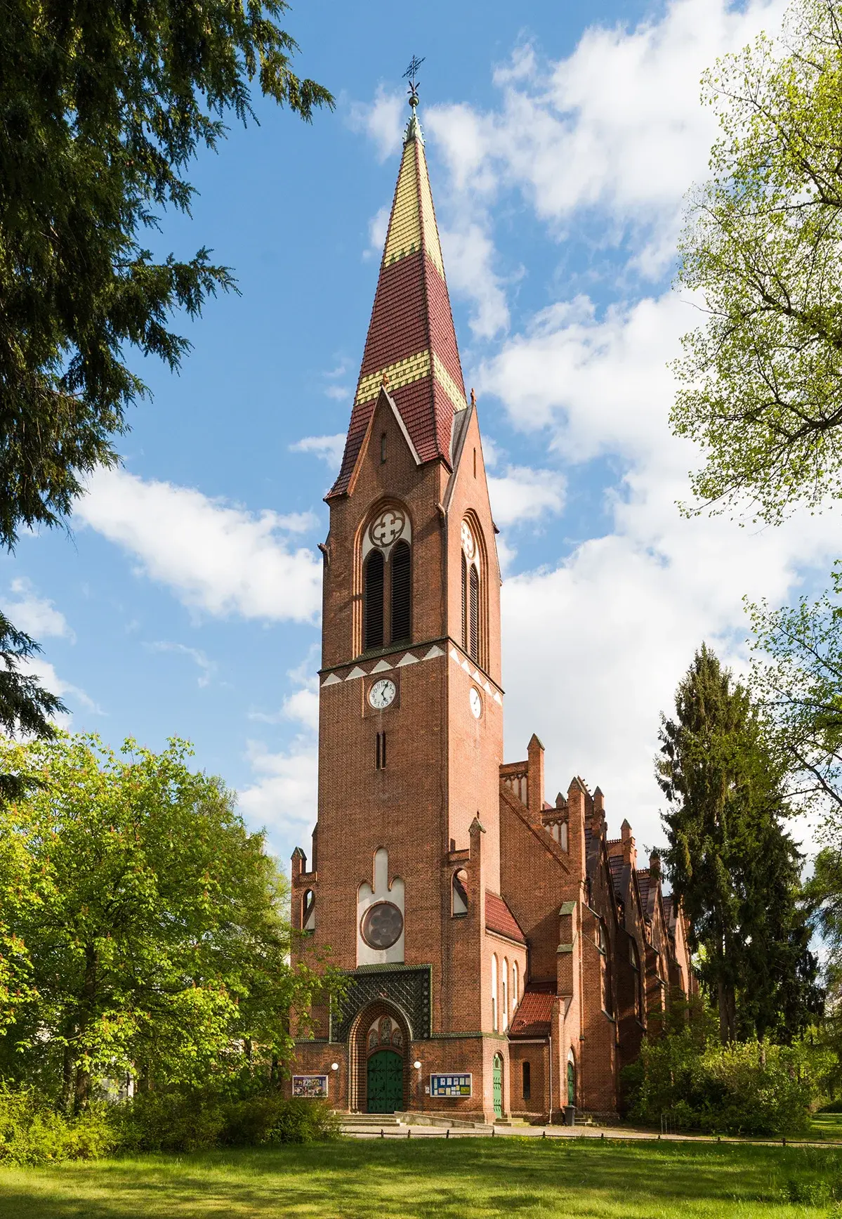 Die Petruskirche am Oberhoferplatz im Bezirk Steglitz-Zehlendorf Anfang des 21. Jahrhunderts.