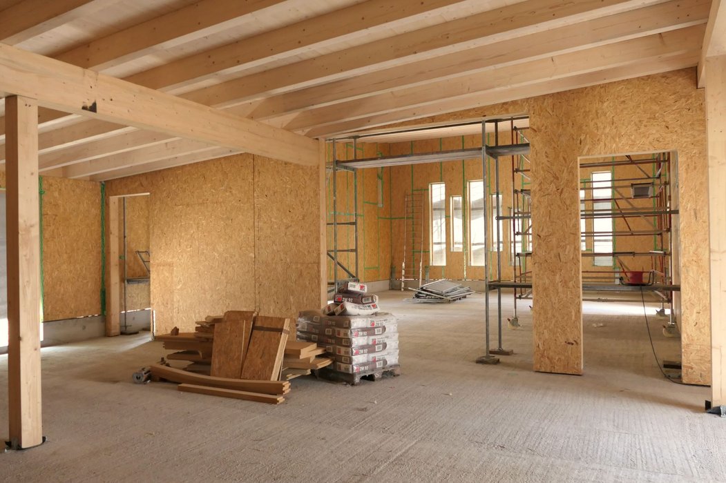 Bautagebuch Mai 2025: Sichtbare Holzkonstruktion im Foyer mit Blick in den Gemeindesaal
