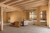 Bautagebuch Mai 2025: Sichtbare Holzkonstruktion im Foyer mit Blick in den Gemeindesaal