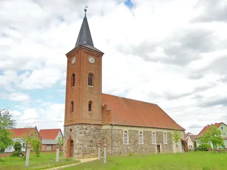 Außenansicht der Dorfkirche Fredersdorf bei Bad Belzig