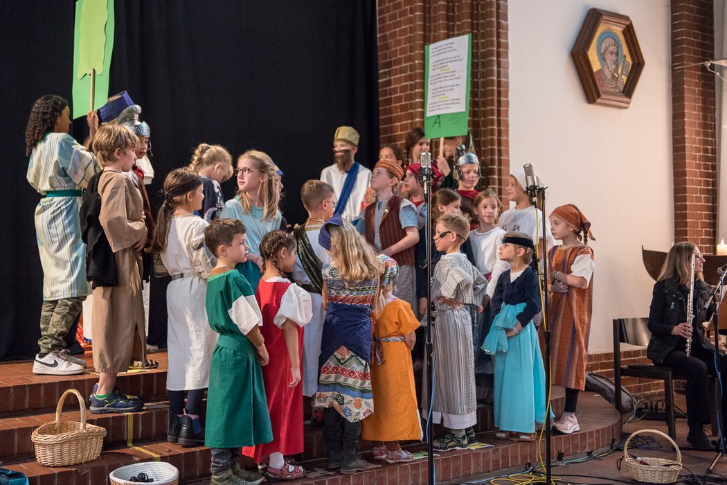 Aufführung des Kindermusicals „Petrus geht mit Jesus“ anlässlich des 125-jährigen Jubiläums der Petruskirche in Berlin-Lichterfelde.